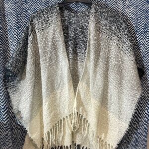 Source Unknown Black and Cream Wrap
